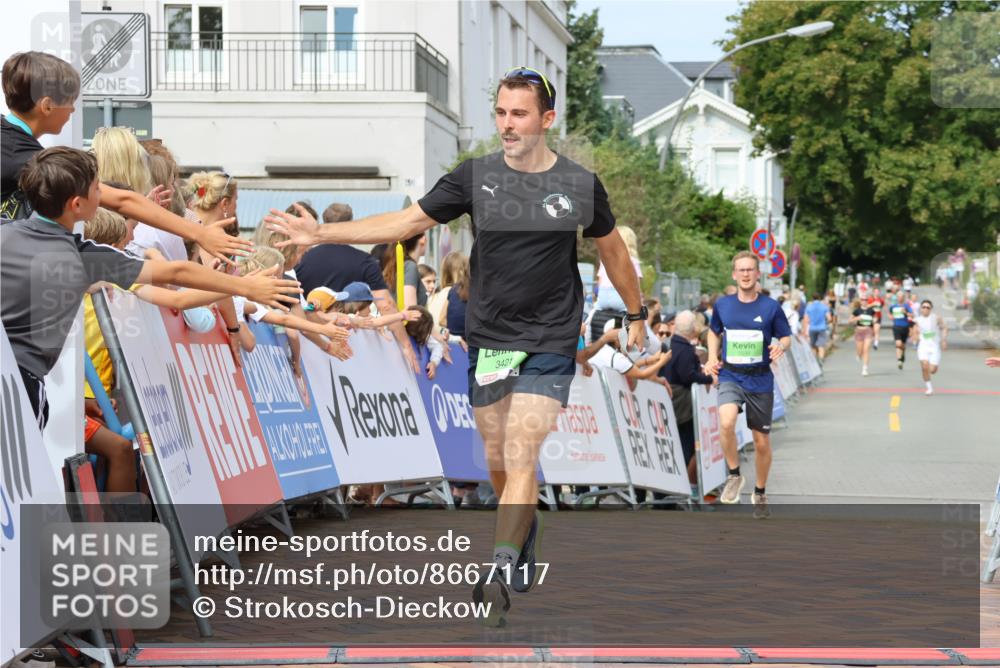 31.08.2025 - 21. Blankeneser Heldenlauf Strokosch-Dieckow http://msf.ph/oto/8667117 31.08.2025 10:57:48 Ziel 3559, 3421, 3539 meine-sportfotos.de
