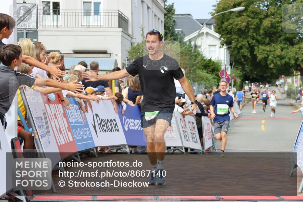 31.08.2025 - 21. Blankeneser Heldenlauf Strokosch-Dieckow http://msf.ph/oto/8667140 31.08.2025 10:57:47 Ziel 3559, 3421, 3539 meine-sportfotos.de