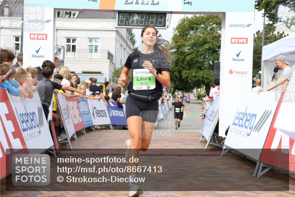 31.08.2025 - 21. Blankeneser Heldenlauf Strokosch-Dieckow http://msf.ph/oto/8667413 31.08.2025 10:57:30 Ziel 3212, 3499, 3503 meine-sportfotos.de