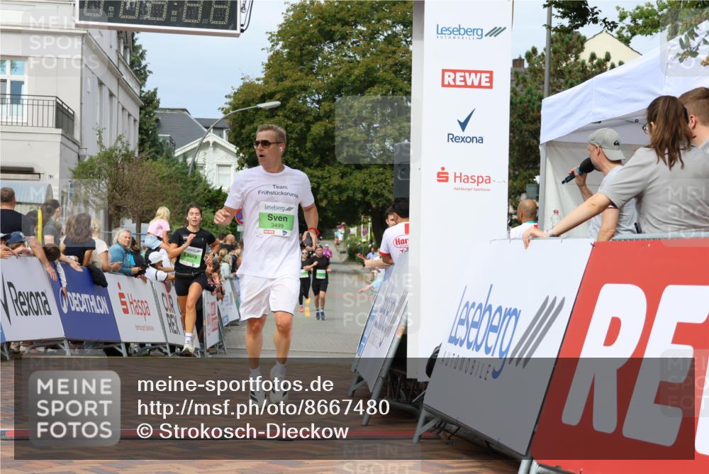 31.08.2025 - 21. Blankeneser Heldenlauf Strokosch-Dieckow http://msf.ph/oto/8667480 31.08.2025 10:57:27 Ziel 3212, 3499, 3503 meine-sportfotos.de