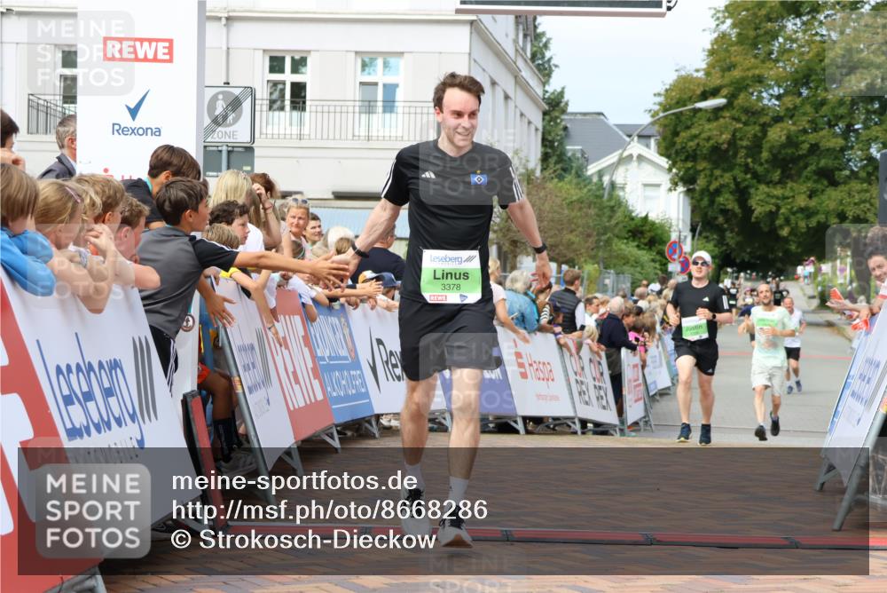 31.08.2025 - 21. Blankeneser Heldenlauf Strokosch-Dieckow http://msf.ph/oto/8668286 31.08.2025 10:56:34 Ziel 3378, 3399, 3394 meine-sportfotos.de