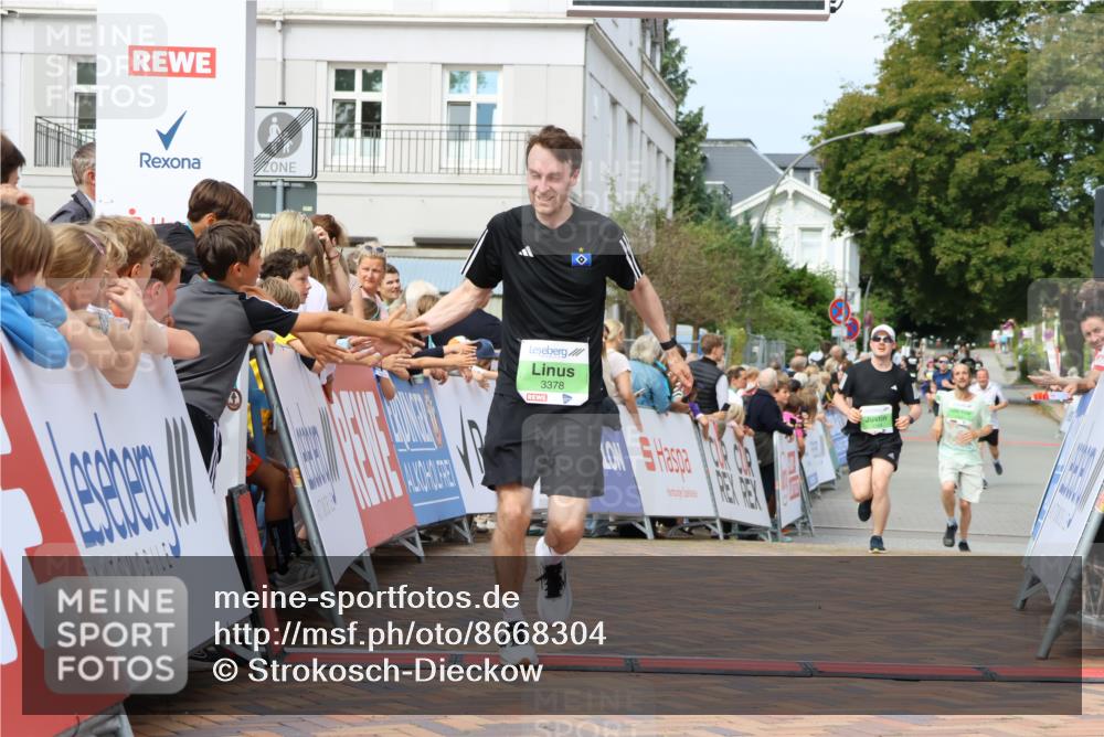 31.08.2025 - 21. Blankeneser Heldenlauf Strokosch-Dieckow http://msf.ph/oto/8668304 31.08.2025 10:56:33 Ziel 3378, 3399, 3394 meine-sportfotos.de