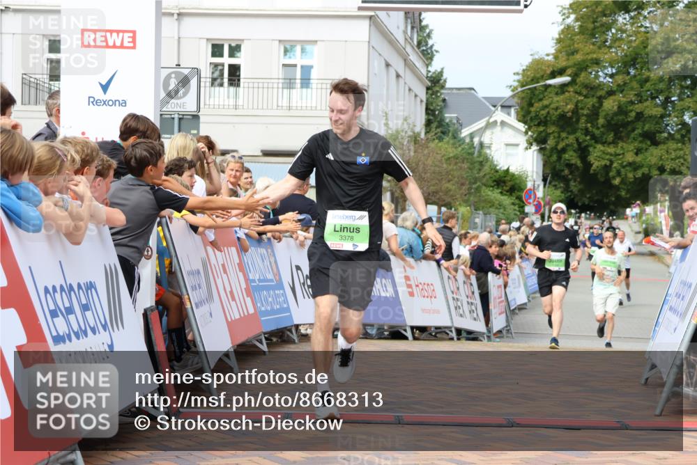 31.08.2025 - 21. Blankeneser Heldenlauf Strokosch-Dieckow http://msf.ph/oto/8668313 31.08.2025 10:56:33 Ziel 3378, 3399, 3394 meine-sportfotos.de