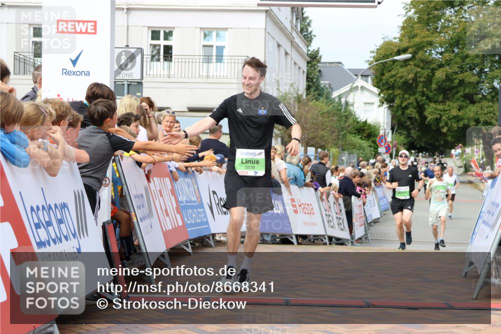 31.08.2025 - 21. Blankeneser Heldenlauf Strokosch-Dieckow http://msf.ph/oto/8668341 31.08.2025 10:56:33 Ziel 3378, 3399, 3394 meine-sportfotos.de