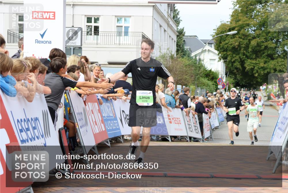 31.08.2025 - 21. Blankeneser Heldenlauf Strokosch-Dieckow http://msf.ph/oto/8668350 31.08.2025 10:56:33 Ziel 3378, 3399, 3394 meine-sportfotos.de