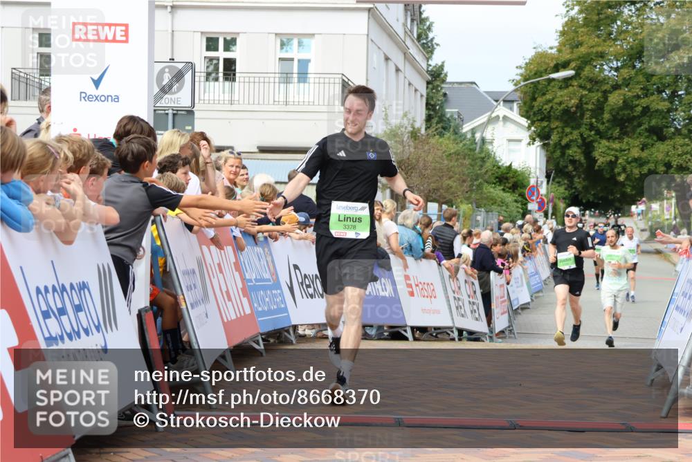 31.08.2025 - 21. Blankeneser Heldenlauf Strokosch-Dieckow http://msf.ph/oto/8668370 31.08.2025 10:56:33 Ziel 3378, 3399, 3394 meine-sportfotos.de