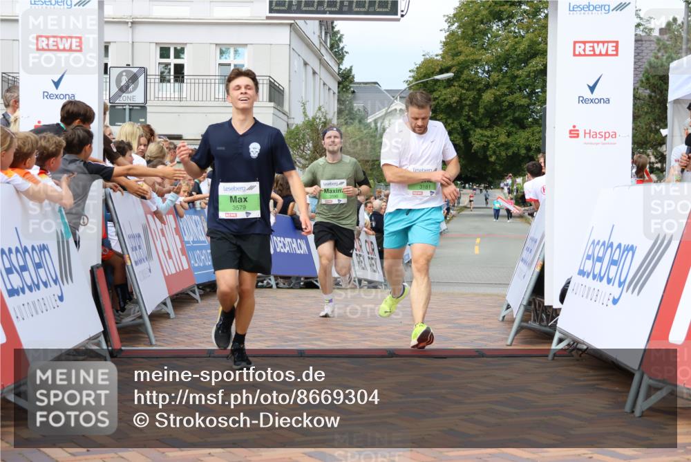 31.08.2025 - 21. Blankeneser Heldenlauf Strokosch-Dieckow http://msf.ph/oto/8669304 31.08.2025 10:55:26 Ziel 3579, 3590, 3181 meine-sportfotos.de