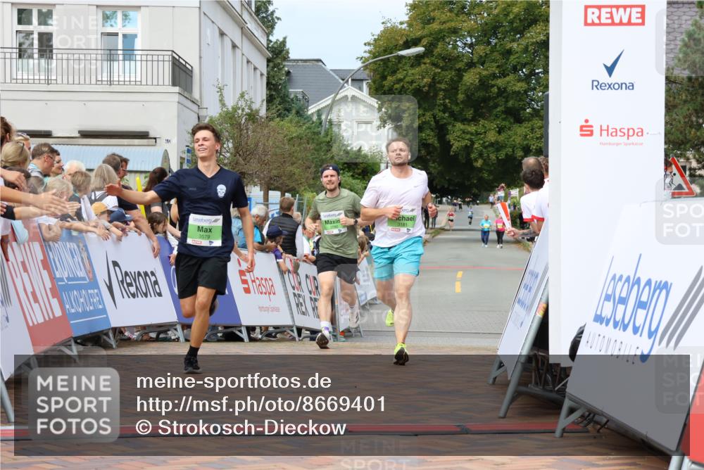 31.08.2025 - 21. Blankeneser Heldenlauf Strokosch-Dieckow http://msf.ph/oto/8669401 31.08.2025 10:55:24 Ziel 3579, 3590, 3181 meine-sportfotos.de