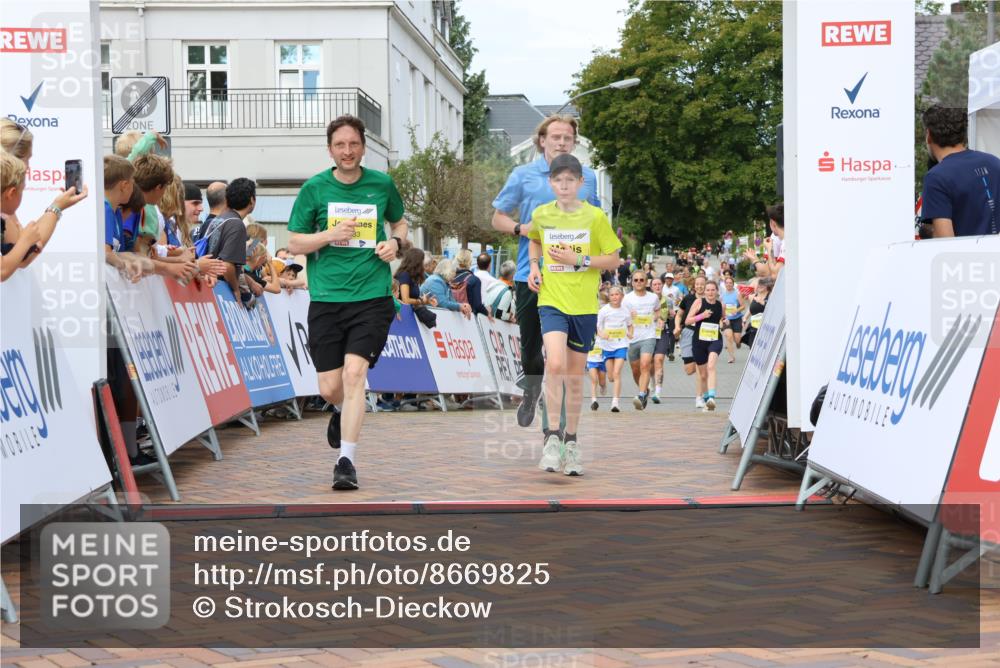 31.08.2025 - 21. Blankeneser Heldenlauf Strokosch-Dieckow http://msf.ph/oto/8669825 31.08.2025 10:34:34 Ziel 2110, 2668, 2090, 2083 meine-sportfotos.de