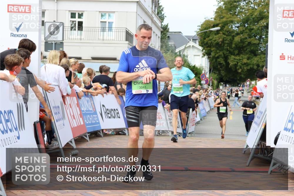 31.08.2025 - 21. Blankeneser Heldenlauf Strokosch-Dieckow http://msf.ph/oto/8670331 31.08.2025 10:54:23 Ziel 3488, 3538, 3041, 3632 meine-sportfotos.de