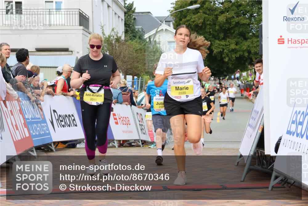 31.08.2025 - 21. Blankeneser Heldenlauf Strokosch-Dieckow http://msf.ph/oto/8670346 31.08.2025 10:33:25 Ziel 2011, 2044, 2126, 2640, 2639, 2220, 2221 meine-sportfotos.de