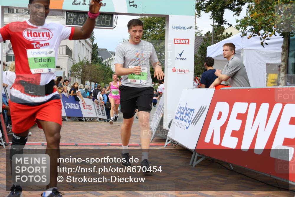 31.08.2025 - 21. Blankeneser Heldenlauf Strokosch-Dieckow http://msf.ph/oto/8670454 31.08.2025 10:54:16 Ziel 3506, 3538, 3632 meine-sportfotos.de