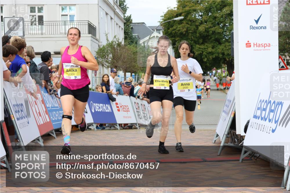 31.08.2025 - 21. Blankeneser Heldenlauf Strokosch-Dieckow http://msf.ph/oto/8670457 31.08.2025 10:33:14 Ziel 2304, 2433, 2388, 2430 meine-sportfotos.de