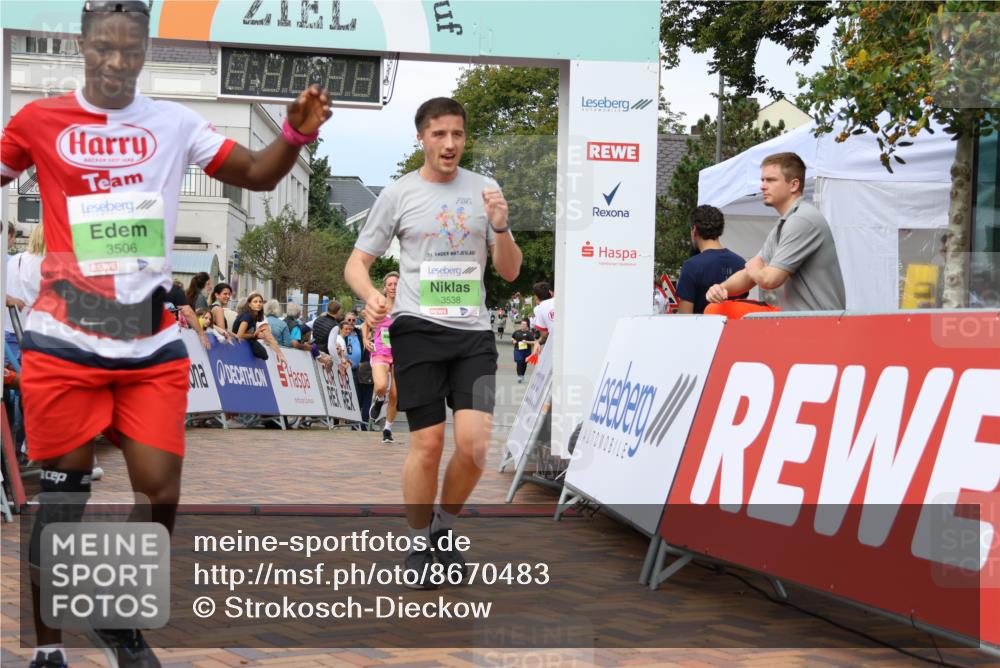 31.08.2025 - 21. Blankeneser Heldenlauf Strokosch-Dieckow http://msf.ph/oto/8670483 31.08.2025 10:54:16 Ziel 3506, 3538, 3632 meine-sportfotos.de