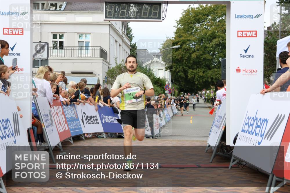 31.08.2025 - 21. Blankeneser Heldenlauf Strokosch-Dieckow http://msf.ph/oto/8671134 31.08.2025 10:53:25 Ziel 3356, 3371, 3272 meine-sportfotos.de