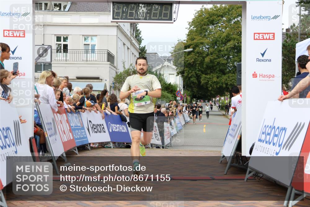 31.08.2025 - 21. Blankeneser Heldenlauf Strokosch-Dieckow http://msf.ph/oto/8671155 31.08.2025 10:53:25 Ziel 3356, 3371, 3272 meine-sportfotos.de