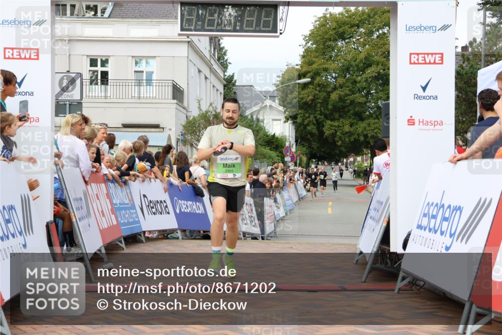 31.08.2025 - 21. Blankeneser Heldenlauf Strokosch-Dieckow http://msf.ph/oto/8671202 31.08.2025 10:53:25 Ziel 3356, 3371, 3272 meine-sportfotos.de