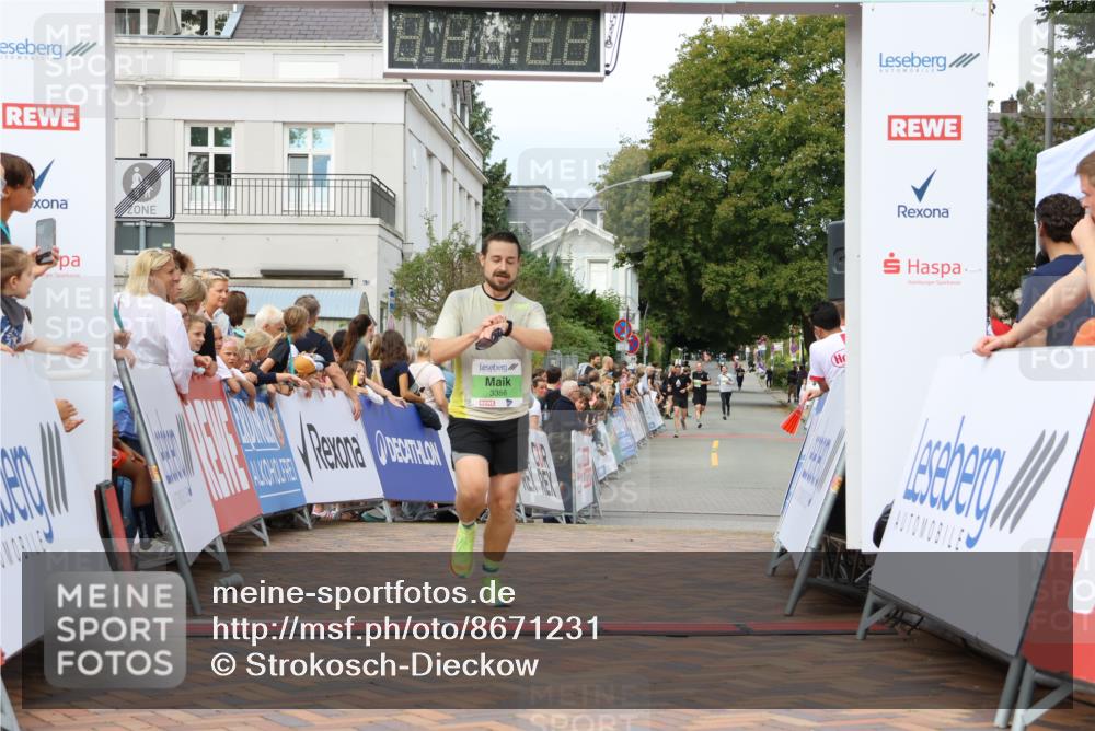 31.08.2025 - 21. Blankeneser Heldenlauf Strokosch-Dieckow http://msf.ph/oto/8671231 31.08.2025 10:53:25 Ziel 3356, 3371, 3272 meine-sportfotos.de