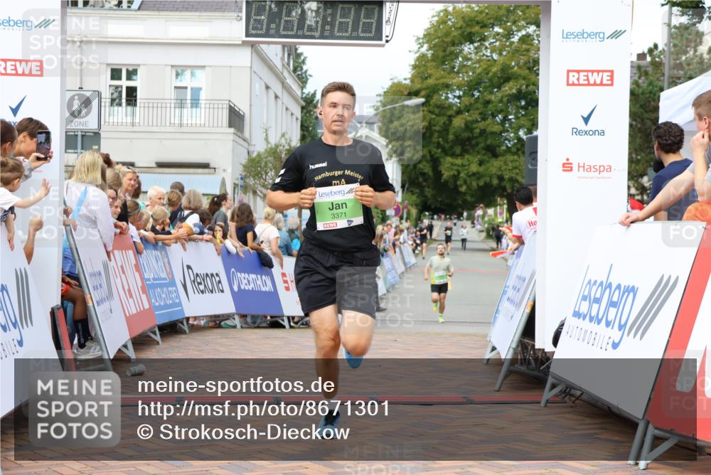 31.08.2025 - 21. Blankeneser Heldenlauf Strokosch-Dieckow http://msf.ph/oto/8671301 31.08.2025 10:53:20 Ziel 3371, 3636, 3272 meine-sportfotos.de