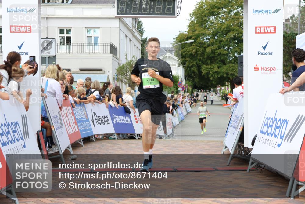 31.08.2025 - 21. Blankeneser Heldenlauf Strokosch-Dieckow http://msf.ph/oto/8671404 31.08.2025 10:53:20 Ziel 3371, 3636, 3272 meine-sportfotos.de