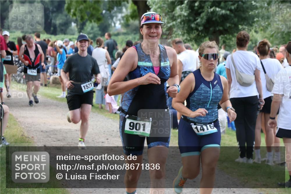 31.08.2025 - Elbe Triathlon Hamburg Luisa Fischer http://msf.ph/oto/8671836 31.08.2025 12:00:16 Laufen 1324, 1531, 901, 1416, 3 meine-sportfotos.de