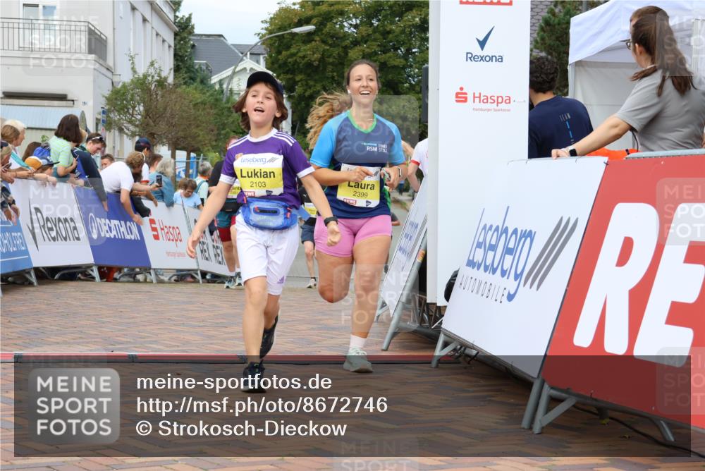 31.08.2025 - 21. Blankeneser Heldenlauf Strokosch-Dieckow http://msf.ph/oto/8672746 31.08.2025 10:31:17 Ziel 2437, 2324, 2551, 2121, 2307, 2649, 2647, 2399, 2103 meine-sportfotos.de