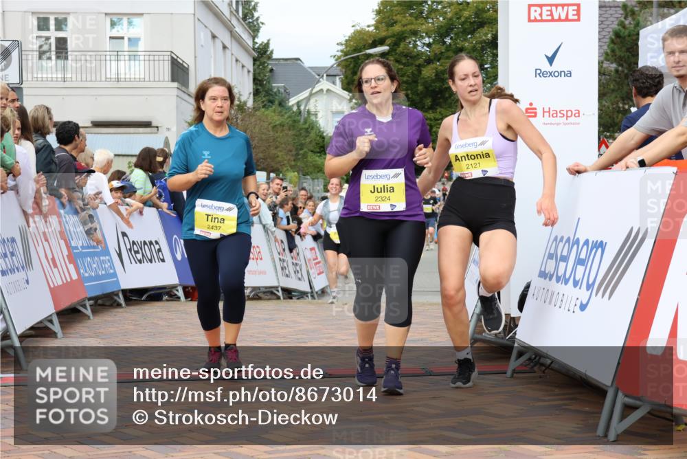 31.08.2025 - 21. Blankeneser Heldenlauf Strokosch-Dieckow http://msf.ph/oto/8673014 31.08.2025 10:31:11 Ziel 2437, 2324, 2147, 2121, 2307, 2018 meine-sportfotos.de