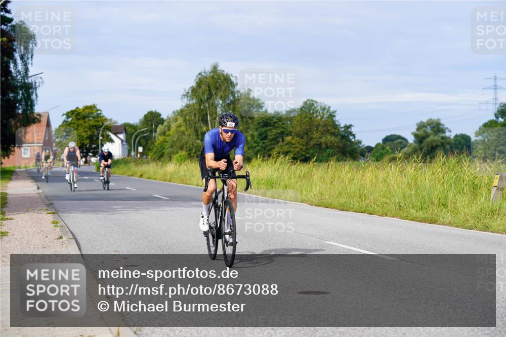 31.08.2025 - Elbe Triathlon Hamburg Michael Burmester http://msf.ph/oto/8673088 31.08.2025 10:10:21 Radfahren 590, 652, 680, 716, 809, 910 meine-sportfotos.de