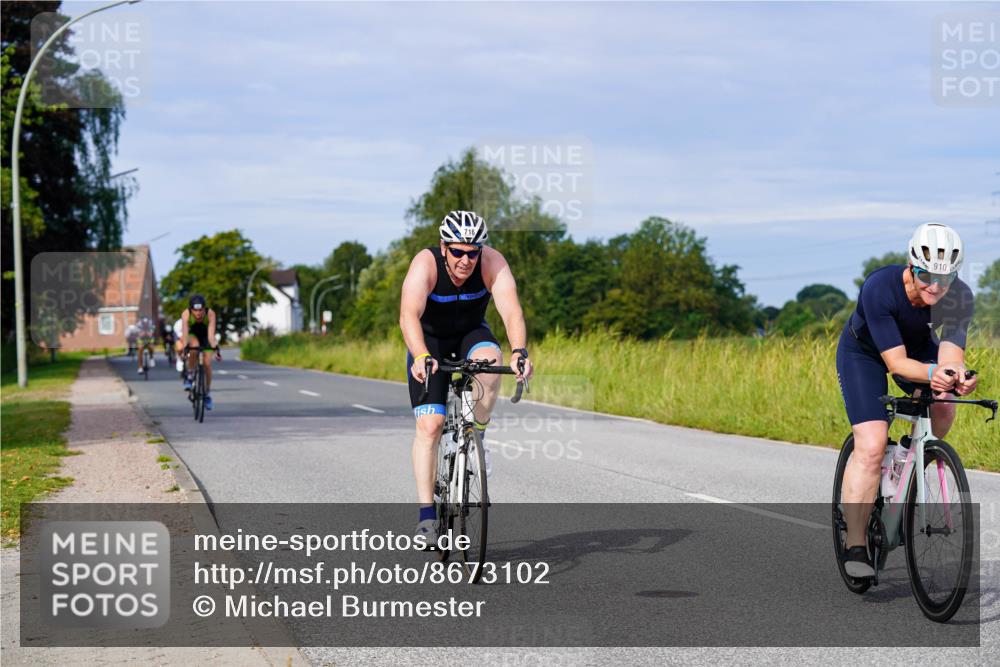 31.08.2025 - Elbe Triathlon Hamburg Michael Burmester http://msf.ph/oto/8673102 31.08.2025 10:10:25 Radfahren 590, 631, 680, 715, 716, 809, 910 meine-sportfotos.de