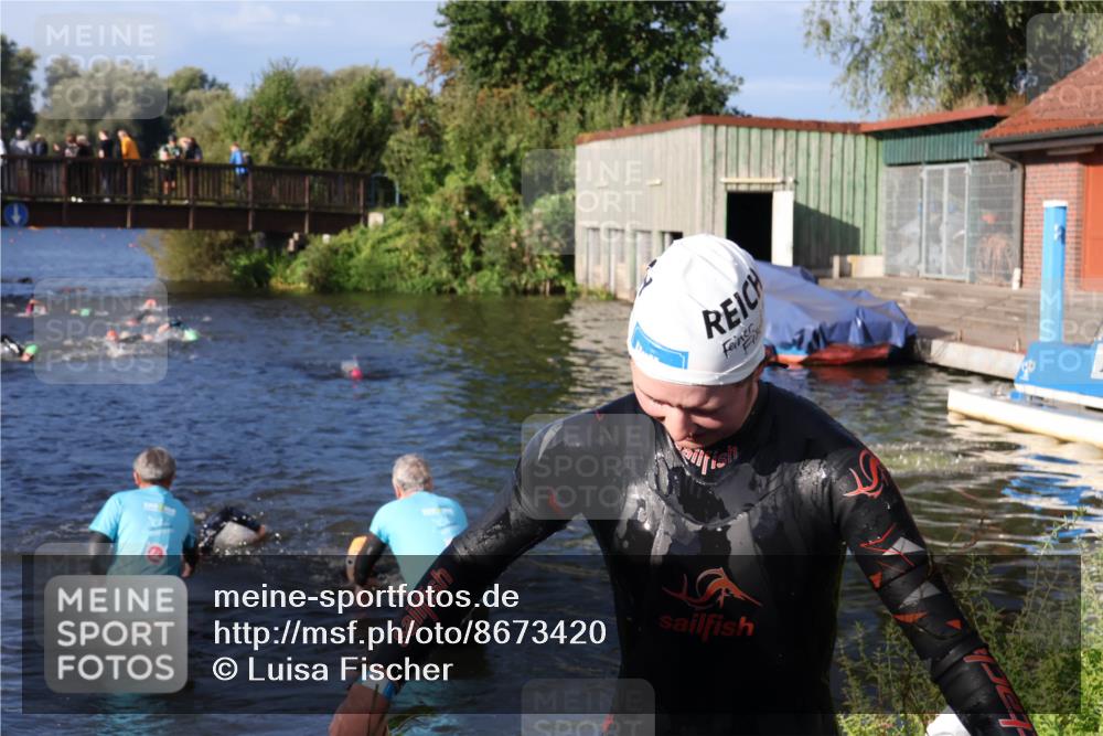 31.08.2025 - Elbe Triathlon Hamburg Luisa Fischer http://msf.ph/oto/8673420 31.08.2025 08:43:22 Schwimmen 248, 275, 381 meine-sportfotos.de