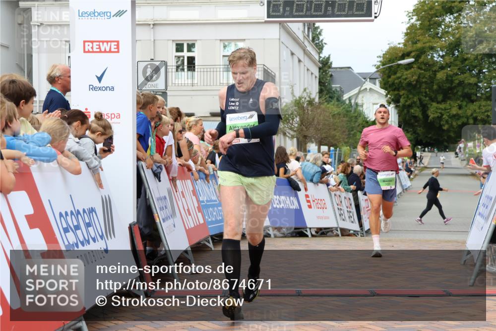 31.08.2025 - 21. Blankeneser Heldenlauf Strokosch-Dieckow http://msf.ph/oto/8674671 31.08.2025 10:50:30 Ziel 3699, 3354, 3564 meine-sportfotos.de