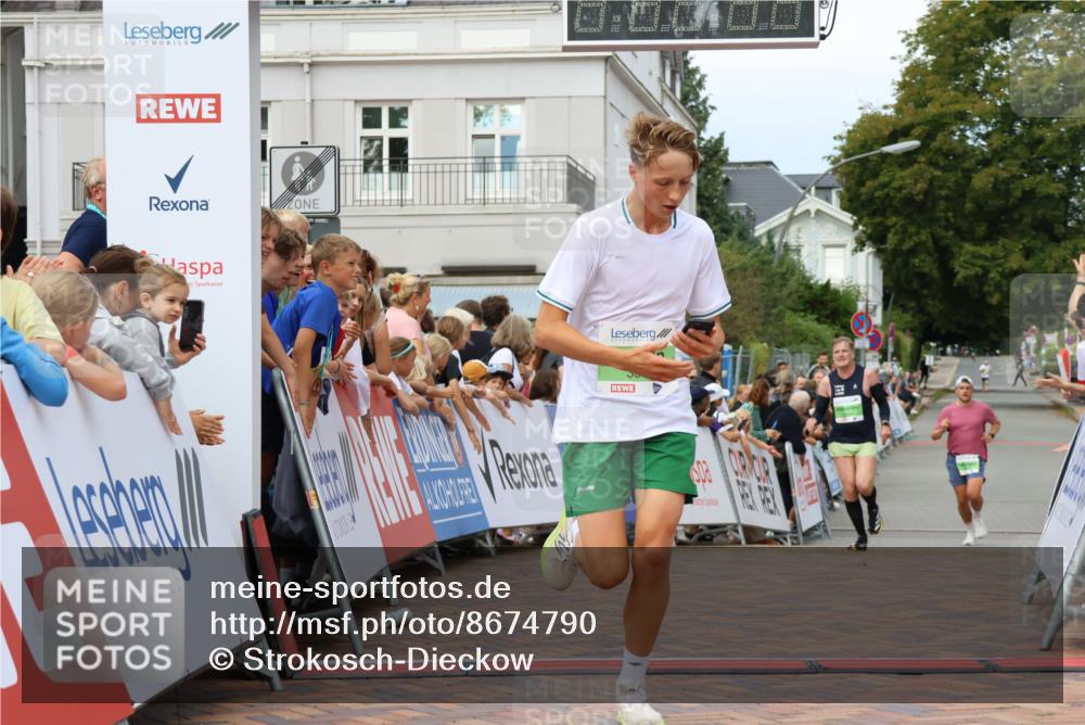 31.08.2025 - 21. Blankeneser Heldenlauf Strokosch-Dieckow http://msf.ph/oto/8674790 31.08.2025 10:50:27 Ziel 3699, 3354, 3564 meine-sportfotos.de