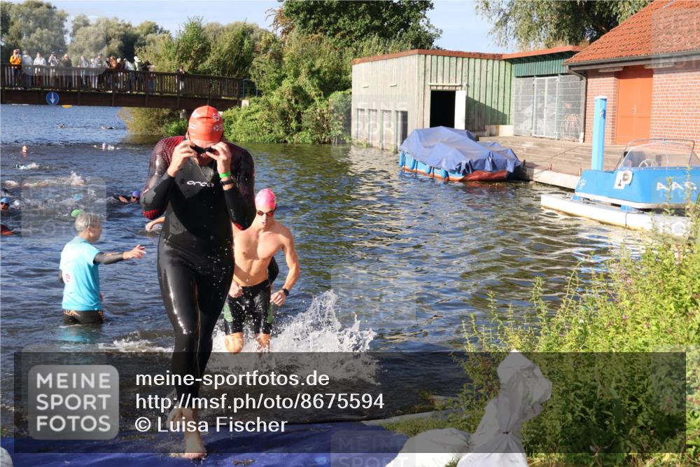 31.08.2025 - Elbe Triathlon Hamburg Luisa Fischer http://msf.ph/oto/8675594 31.08.2025 08:58:33 Schwimmen 395, 426 meine-sportfotos.de