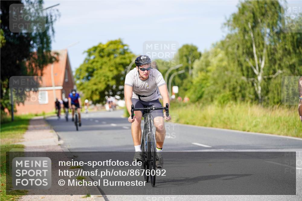 31.08.2025 - Elbe Triathlon Hamburg Michael Burmester http://msf.ph/oto/8676092 31.08.2025 10:22:39 Radfahren 400, 879, 939, 950, 984, 998, 1005, 1070 meine-sportfotos.de