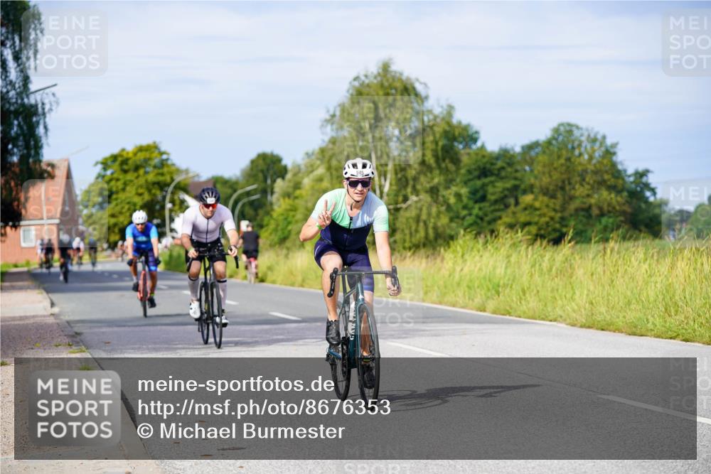 31.08.2025 - Elbe Triathlon Hamburg Michael Burmester http://msf.ph/oto/8676353 31.08.2025 10:23:45 Radfahren 945, 1065, 1091, 1095 meine-sportfotos.de