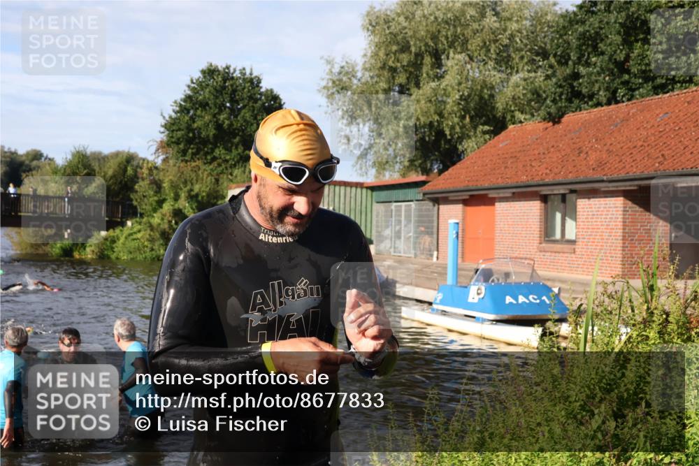 31.08.2025 - Elbe Triathlon Hamburg Luisa Fischer http://msf.ph/oto/8677833 31.08.2025 09:20:22 Schwimmen 668, 674 meine-sportfotos.de
