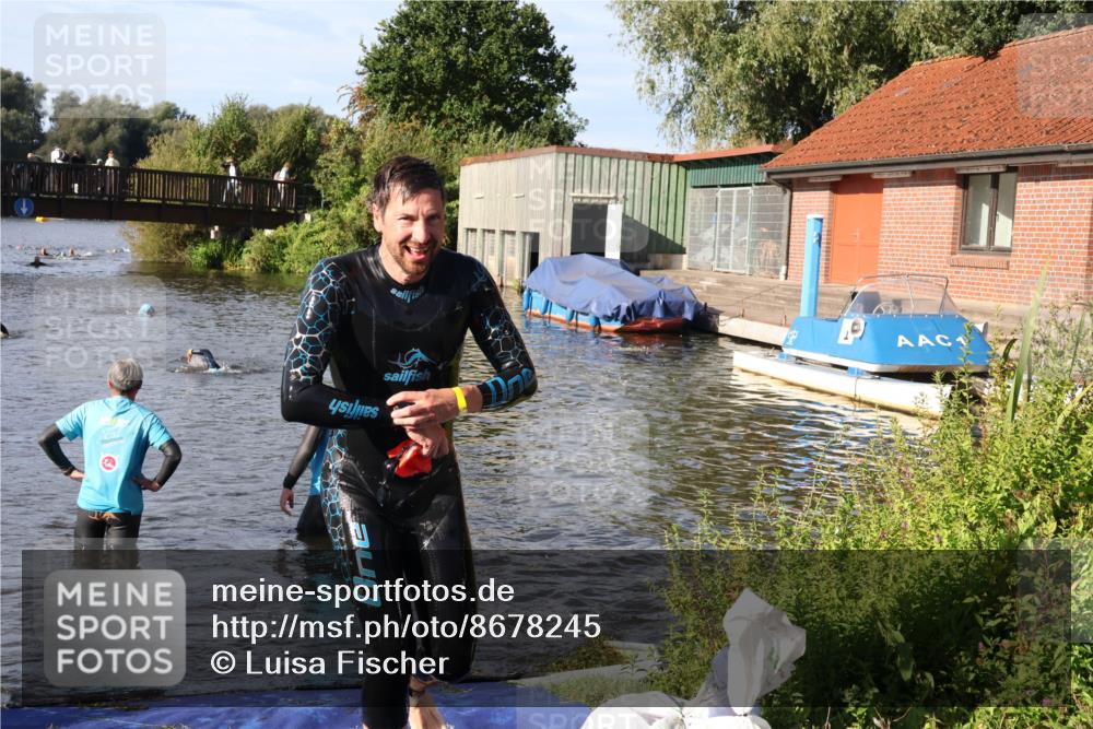 31.08.2025 - Elbe Triathlon Hamburg Luisa Fischer http://msf.ph/oto/8678245 31.08.2025 09:23:34 Schwimmen 689, 761 meine-sportfotos.de