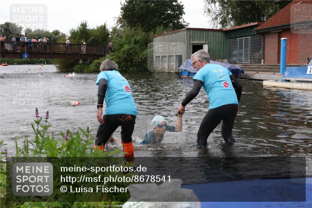 31.08.2025 - Elbe Triathlon Hamburg Luisa Fischer http://msf.ph/oto/8678541 31.08.2025 12:22:21 Schwimmen 1634, 1649, 1657 meine-sportfotos.de
