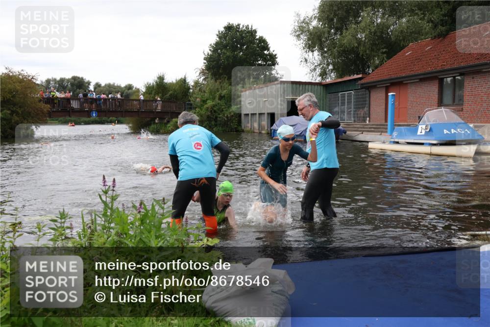 31.08.2025 - Elbe Triathlon Hamburg Luisa Fischer http://msf.ph/oto/8678546 31.08.2025 12:22:22 Schwimmen 1634, 1649, 1656, 1657 meine-sportfotos.de