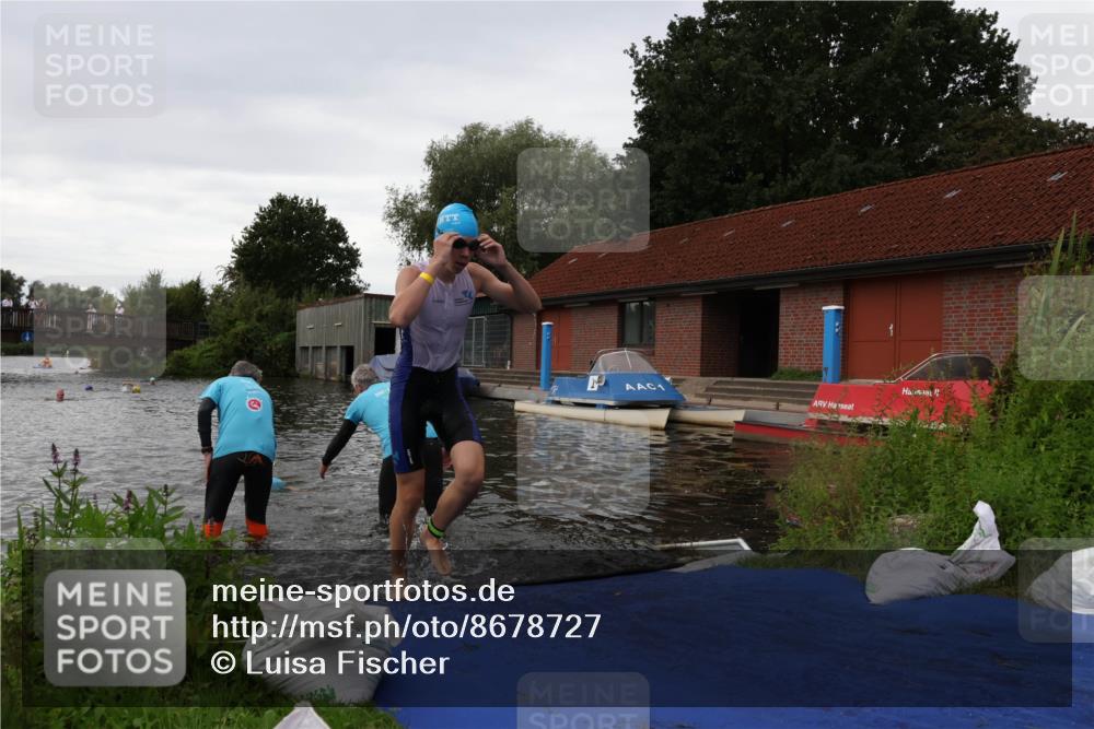 31.08.2025 - Elbe Triathlon Hamburg Luisa Fischer http://msf.ph/oto/8678727 31.08.2025 12:24:15 Schwimmen 1642, 1653, 1655 meine-sportfotos.de