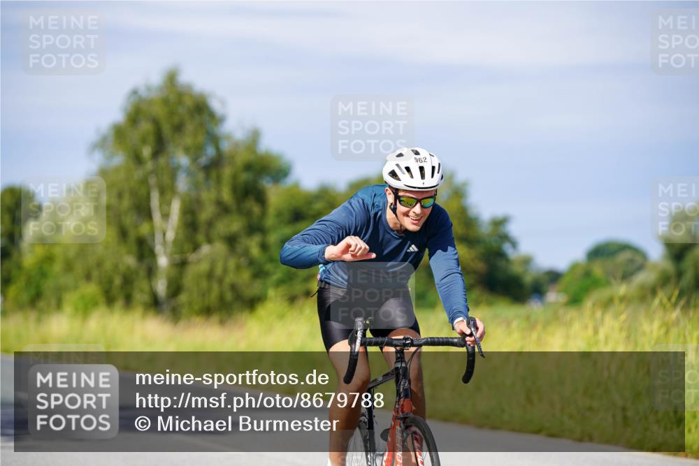 31.08.2025 - Elbe Triathlon Hamburg Michael Burmester http://msf.ph/oto/8679788 31.08.2025 10:39:59 Radfahren 962, 1158, 1286 meine-sportfotos.de
