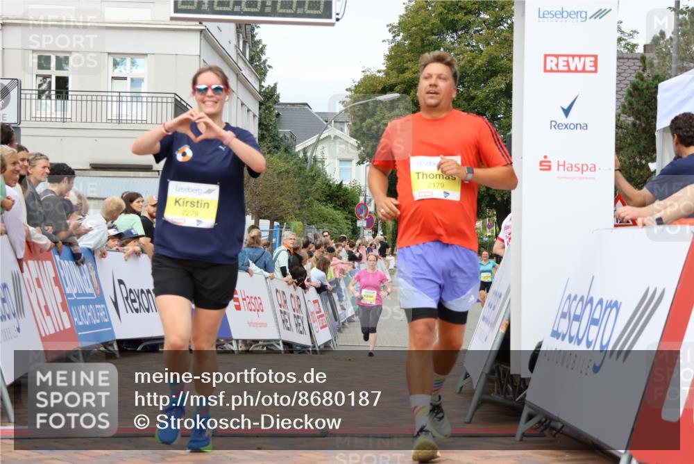 31.08.2025 - 21. Blankeneser Heldenlauf Strokosch-Dieckow http://msf.ph/oto/8680187 31.08.2025 10:30:46 Ziel 2179, 2279, 2102 meine-sportfotos.de