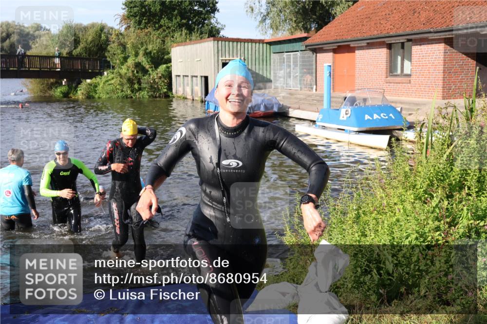 31.08.2025 - Elbe Triathlon Hamburg Luisa Fischer http://msf.ph/oto/8680954 31.08.2025 09:27:39 Schwimmen 698, 785, 795, 887, 895, 918 meine-sportfotos.de