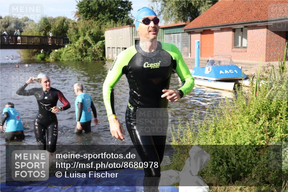 31.08.2025 - Elbe Triathlon Hamburg Luisa Fischer http://msf.ph/oto/8680978 31.08.2025 09:27:43 Schwimmen 698, 785, 887, 895 meine-sportfotos.de