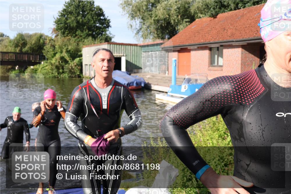 31.08.2025 - Elbe Triathlon Hamburg Luisa Fischer http://msf.ph/oto/8681198 31.08.2025 09:30:08 Schwimmen 665, 760, 811, 888 meine-sportfotos.de