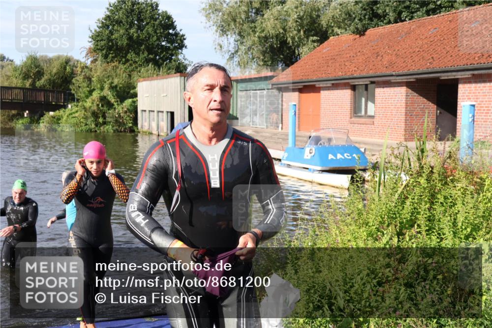 31.08.2025 - Elbe Triathlon Hamburg Luisa Fischer http://msf.ph/oto/8681200 31.08.2025 09:30:09 Schwimmen 665, 760, 811, 888 meine-sportfotos.de
