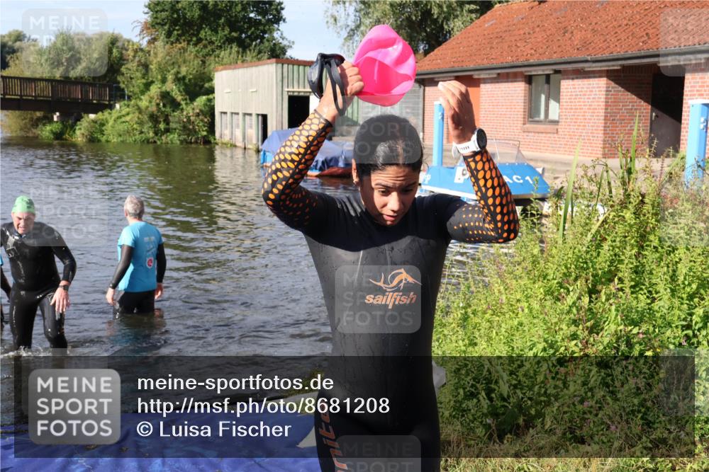 31.08.2025 - Elbe Triathlon Hamburg Luisa Fischer http://msf.ph/oto/8681208 31.08.2025 09:30:10 Schwimmen 665, 760, 811, 888 meine-sportfotos.de