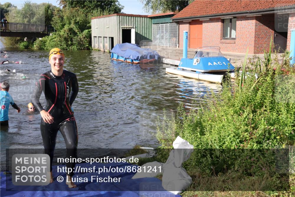 31.08.2025 - Elbe Triathlon Hamburg Luisa Fischer http://msf.ph/oto/8681241 31.08.2025 09:30:59 Schwimmen 813, 823 meine-sportfotos.de
