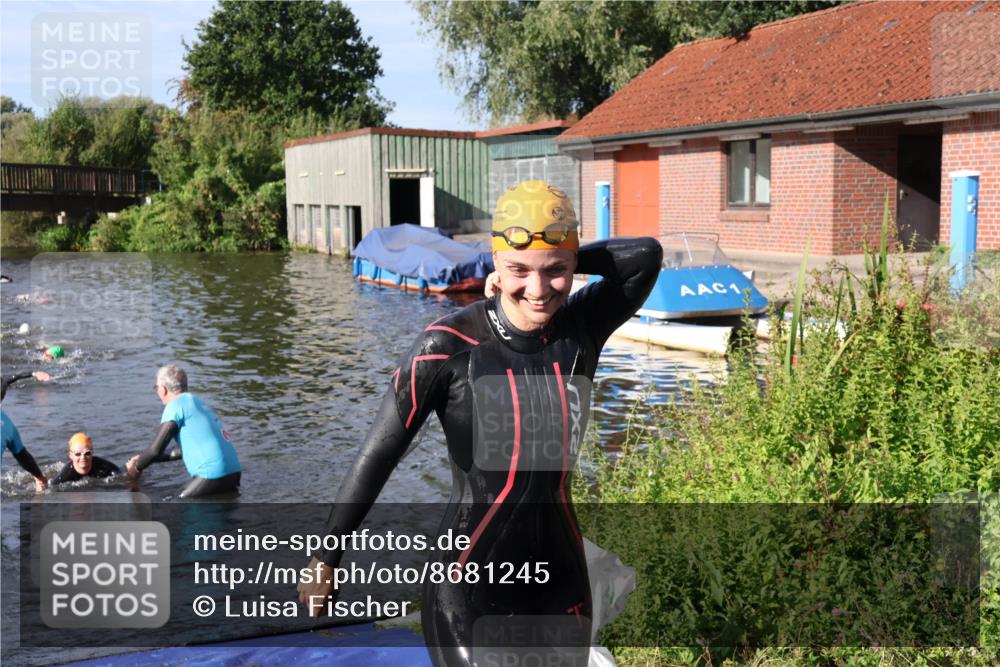 31.08.2025 - Elbe Triathlon Hamburg Luisa Fischer http://msf.ph/oto/8681245 31.08.2025 09:31:00 Schwimmen 813, 823 meine-sportfotos.de