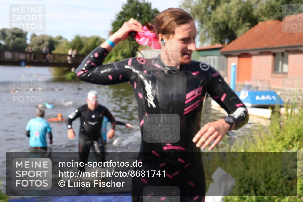 31.08.2025 - Elbe Triathlon Hamburg Luisa Fischer http://msf.ph/oto/8681741 31.08.2025 09:34:50 Schwimmen 675, 902, 912 meine-sportfotos.de